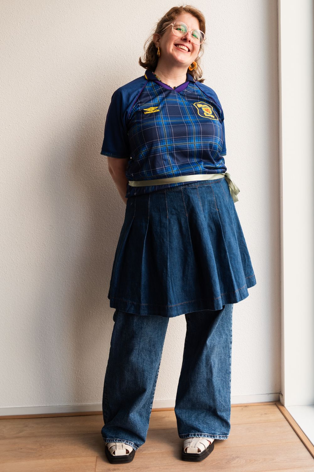 Outfit con camiseta de fútbol para mujer